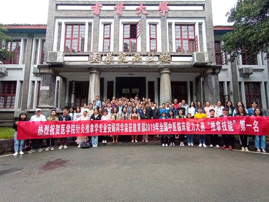 图2：yl6809永利集团在校学生热烈欢迎代表队载誉归来