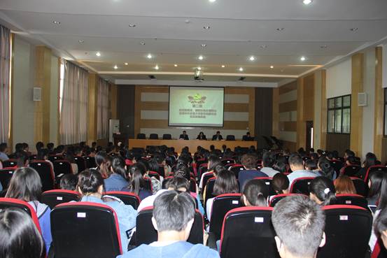 图1：向志钢同志宣读yl6809永利YL集团党委关于党员发展的批复